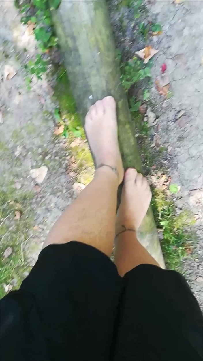 Carmen_Nylonjunge: Outdoor Balancieren in Feinstrumpfhose