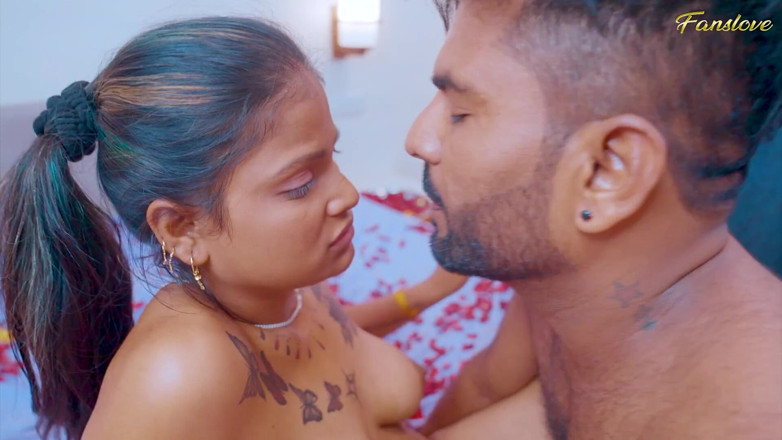 Mr Entertainer: Desi Girl Got the Seductive Massage Service From Her Neighbour
