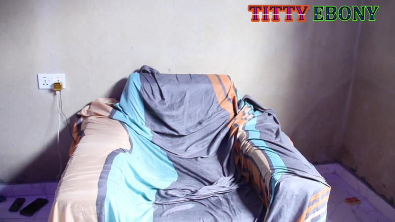 Titty_Ebony: 性感的乌木宝贝想要更多，她被门卫