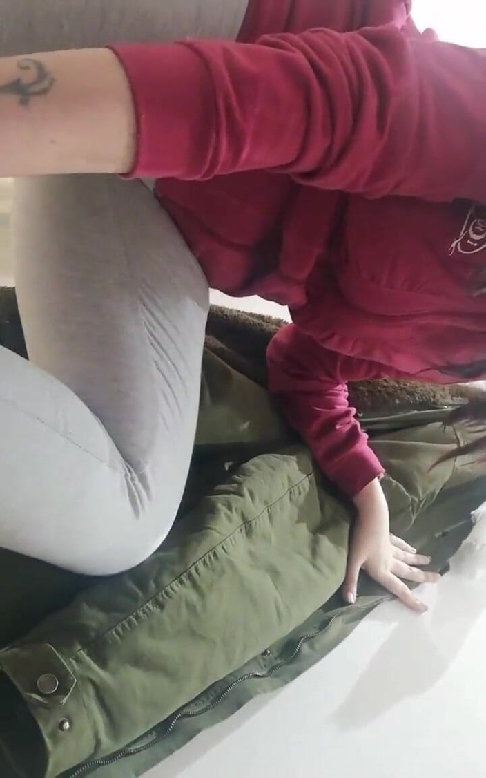 Nicoletta Embassi: 가게에서 요가 바지를 입고 팬티를 입지 않는 뚱뚱한 이탈리아 엄마