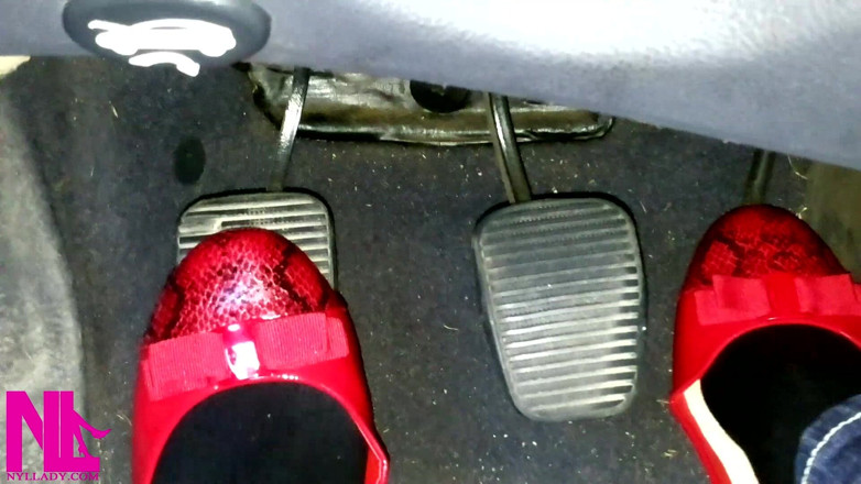 Nyllady: Bombeo de pedal y relajando mis pies manguerados en pisos...
