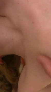 Amelia Rose natáčí video při kouření