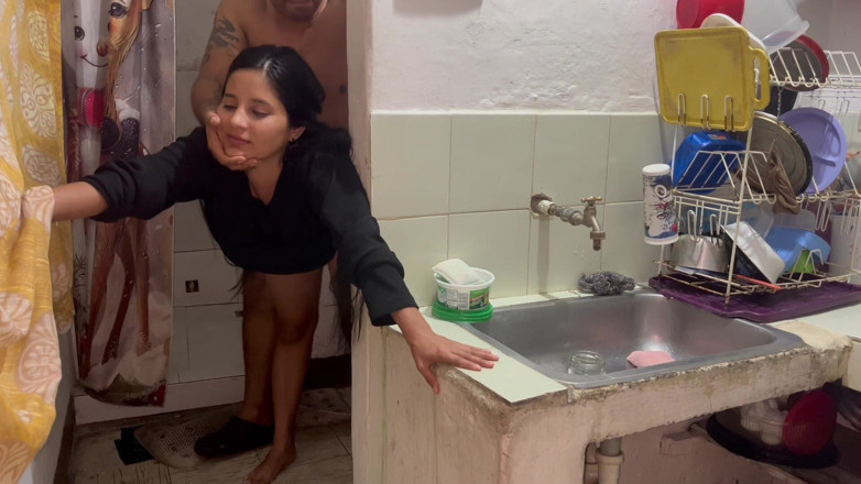 Gilversexy: Mengongkek adik ipar saya di dapur