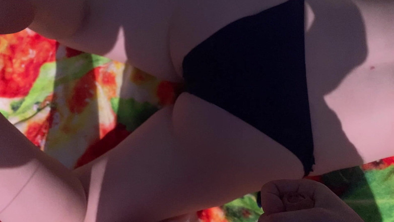 AmyHi: 10代の少女が露出癖のある女性に射精を許した