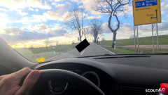 Scout69: Німецька блондинка автостопщиця підчеплює і отримує ризикований трах на відкритому повітрі в машині