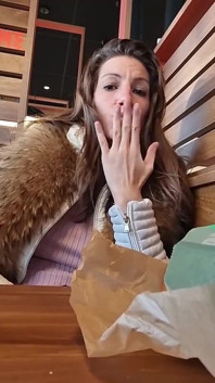 Esibizione fast food per Lety Howl e pompino