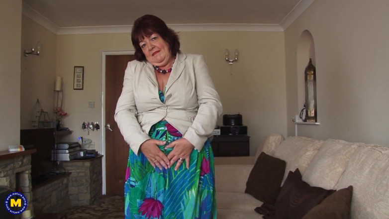 Mature Solo NL: Naughty GILF is rubbing and toying her snatch