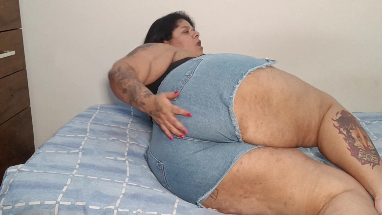 Mary Jhuana: Scoreggia in pantaloncini di jeans