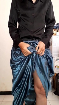 Crossdresser Cumming v saténové hedvábné halence a lesklé sukni