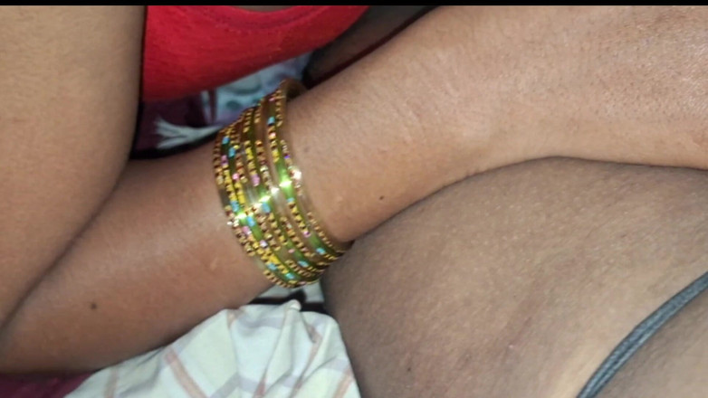 Sexy chinni: インドの主婦 ハードセクシーな胸 赤いブラ