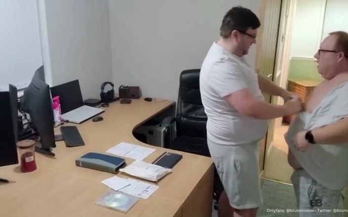 brummieboi89: Papi gordito folla twink en la oficina