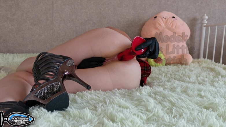 Me_little_fetish: Destrucción anal- destrucción de pequeño consolador debajo de la falda...