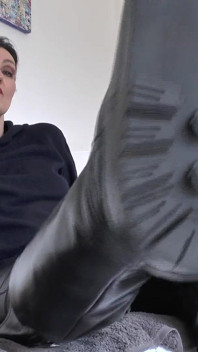 Lèche les dessous de pieds de ma botte avec ta langue ! Lady Victoria Valente