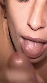 Angel genießt mein pinkeln und sperma