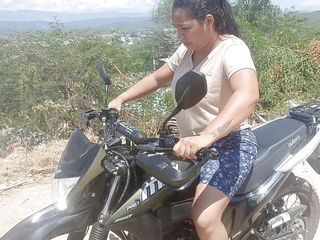 Keilimar: Eu ensino minha vizinha como pilotar uma motocicleta e ela...