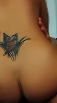 Sexy brunetka jezdí na jeho ptákovi a sténá, zatímco to bere hluboko