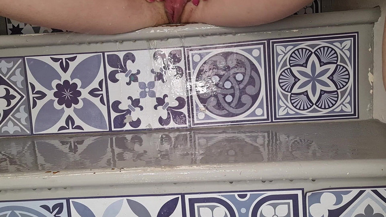 Lily kink: 오줌 폭포 만들기