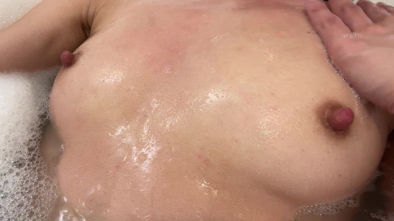 Ms_Emmy_Lynn: Balon banyosunda meme ibadeti