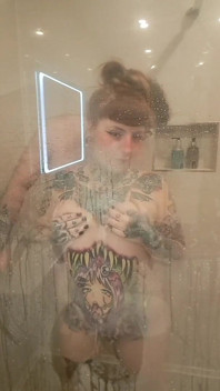 Sex la duș împotriva panoului mare de sticlă steamy