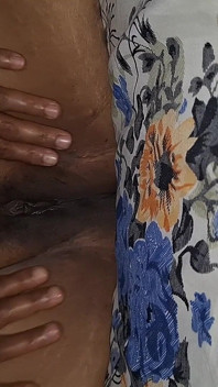 Bhabhi Kavita melancap di rumah bersendirian