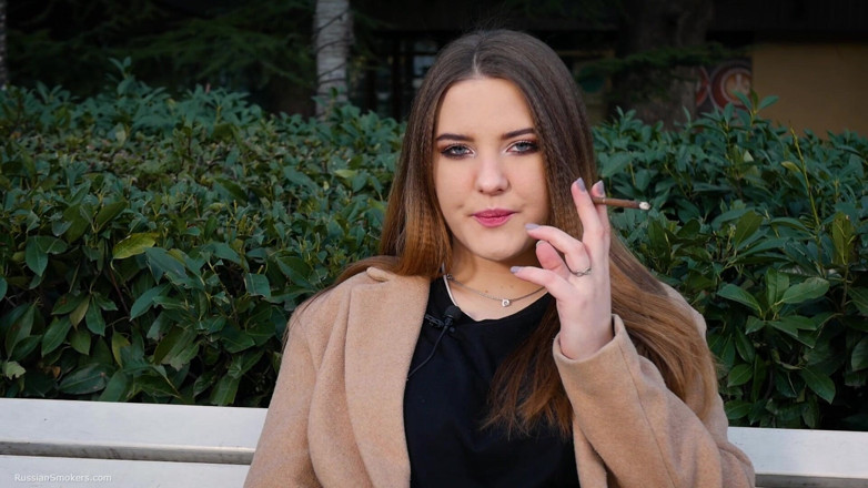 Russian Smokers: Ruská dívka tráví polední přestávku kouřením 1 cigs