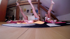 Leon Lambert Girls Twerk Parties CFNM: Evde iç çamaşırlı üç kız esneme yapıyor