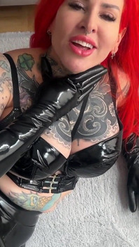 Instrukcje masturbacji jako dominatrix lateksowa dziwka!! Ekstremalne brudne słowa!