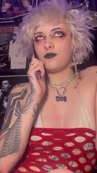 Goth Girl Glitterqueen1999 Posedlá jejím nevlastním otcem a Made to Cum! Přenos vlastnictví fetiš těla tabu transformace fetiš