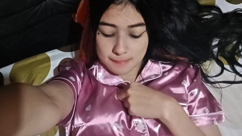 Yulieth Gomez: 湿润阴户的自慰特写