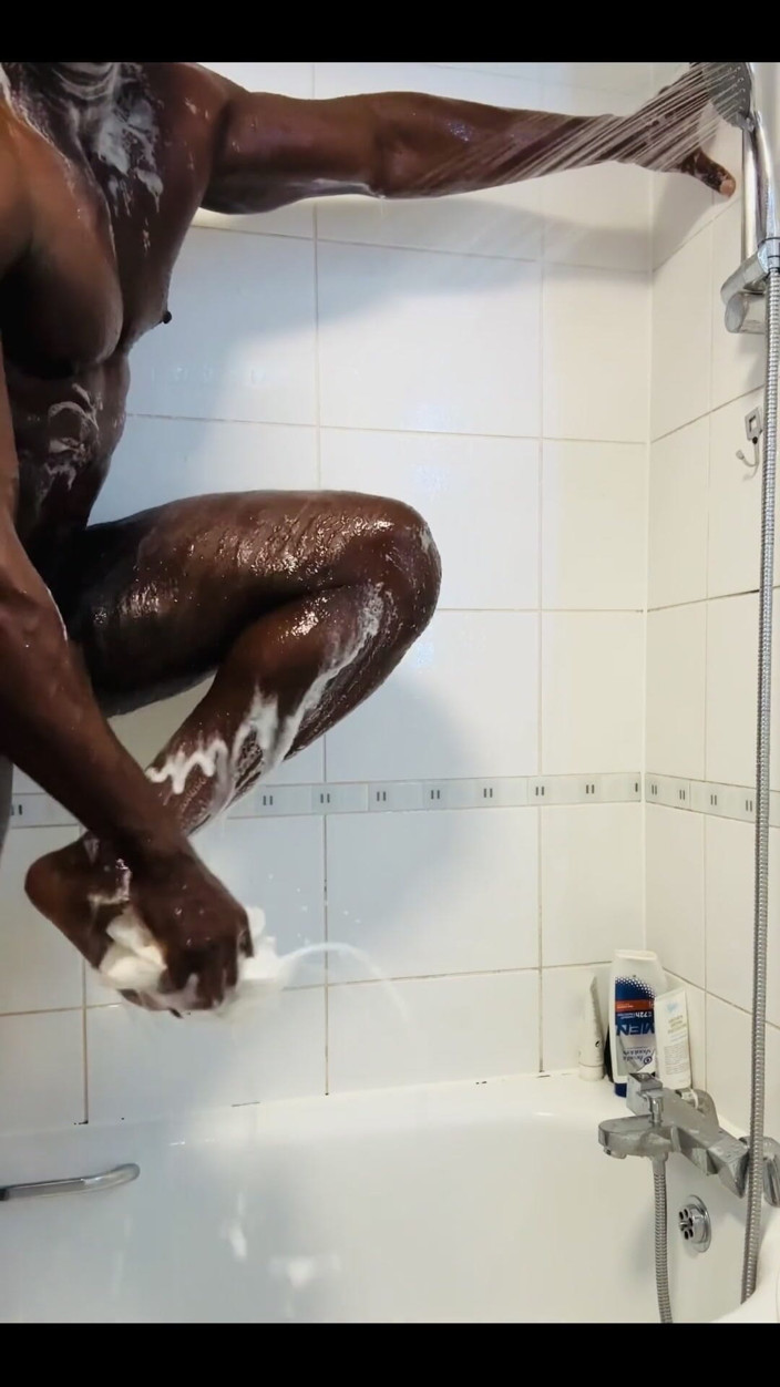Afro Black XXX: Dziś czas na prysznic. Unedited.
