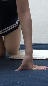 Endast flickor Lägenhet i Japan, mager flicka som gör förför fitness i förkläde-typ mini studentuniform, stringtrosor, vita strumpor