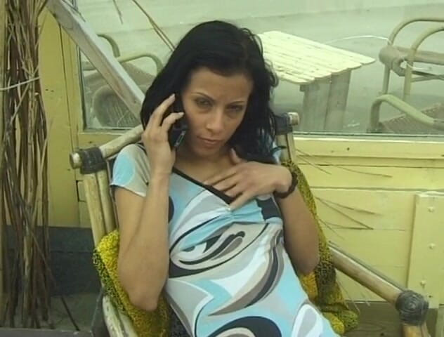 Flash Model Amateurs: Une nana sexy à petits seins parle au téléphone