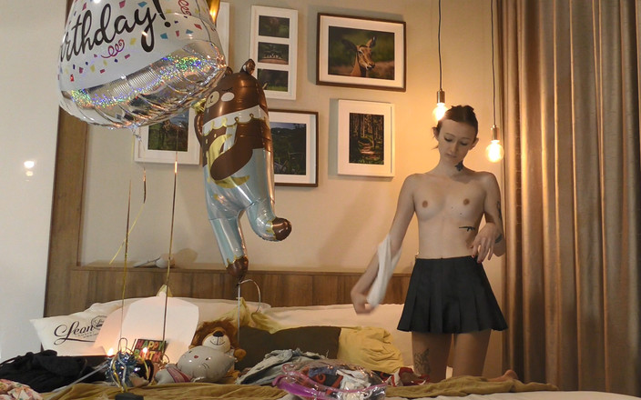 Leon Lambert Girls Twerk Parties CFNM: Flaca pequeña novia cachonda prueba diferentes tangas y bragas de...