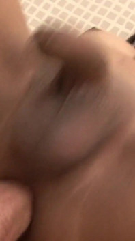 자지를 빨고 마이크로페니에 정액을 문지르는 Tranny Jakki