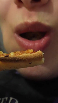 Riesin pizza-abendessen nimmt eine wilde wendung, kleiner mann wird zum topping