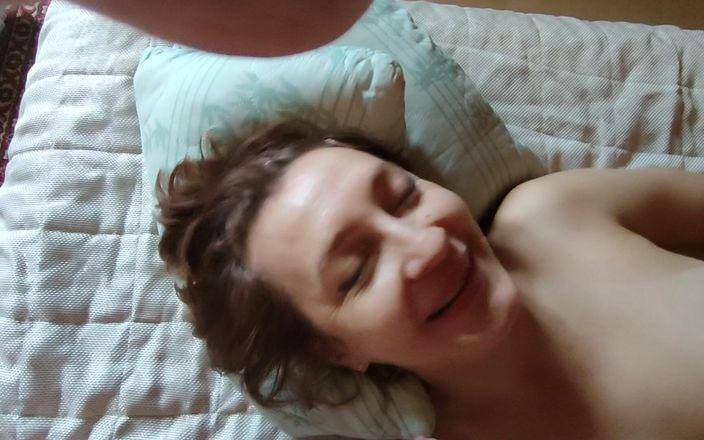 Sexy Marina: Esposa desnuda toma semen en su boca