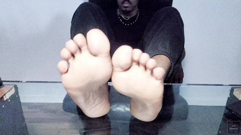 Soft Soleman: J’expose Mes Plantes De Pieds Masculines Et Brillantes (2025)