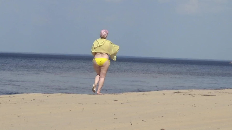 RedRoseRus: Sappige Vrouw Die Naakt Op Het Strand Lopen