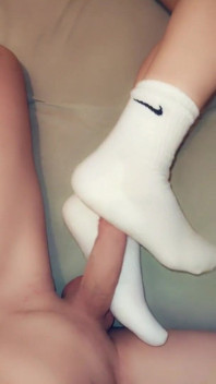 긴 양말과 양말에 사정하는 풋잡