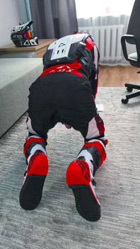 Jouer avec des bottes de moto
