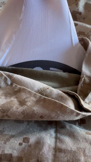 Gay Soldier Stuff: Sargının sıkı beyazlarını ve geçmiş bir seksten usmc üniformalarından birini giyerek...