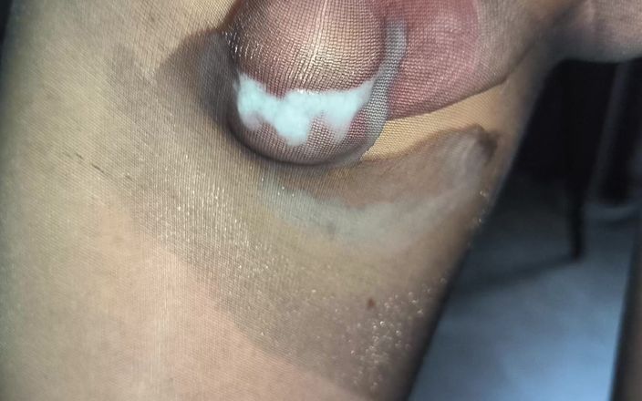 PantyhoseJuicyCummer: Mijn gigantische harde mietje-pik komt klaar in de geleende glanzende...