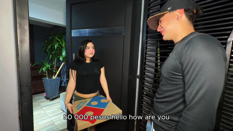 SaraRogeers: Dua awek Kolombia yang cantik memesan penghantaran pizza. Mereka Membayar...