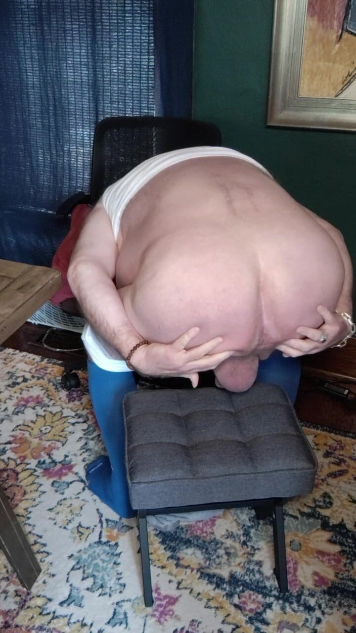beardaddychub: タイティー・ホワイトティーズと長い青い靴下でオナニー