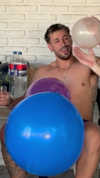 Heißes Spiel mit Luftballons