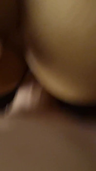 Mijn sexy kamergenote draaide zich om met haar grote kont ... en berijdde uiteindelijk de hele nacht op mijn pik