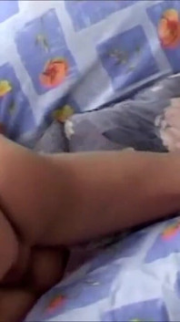 Evli orta yaşlı seksi kadın kocası dinlenirken misafirleri eğlendirmeyi biliyor