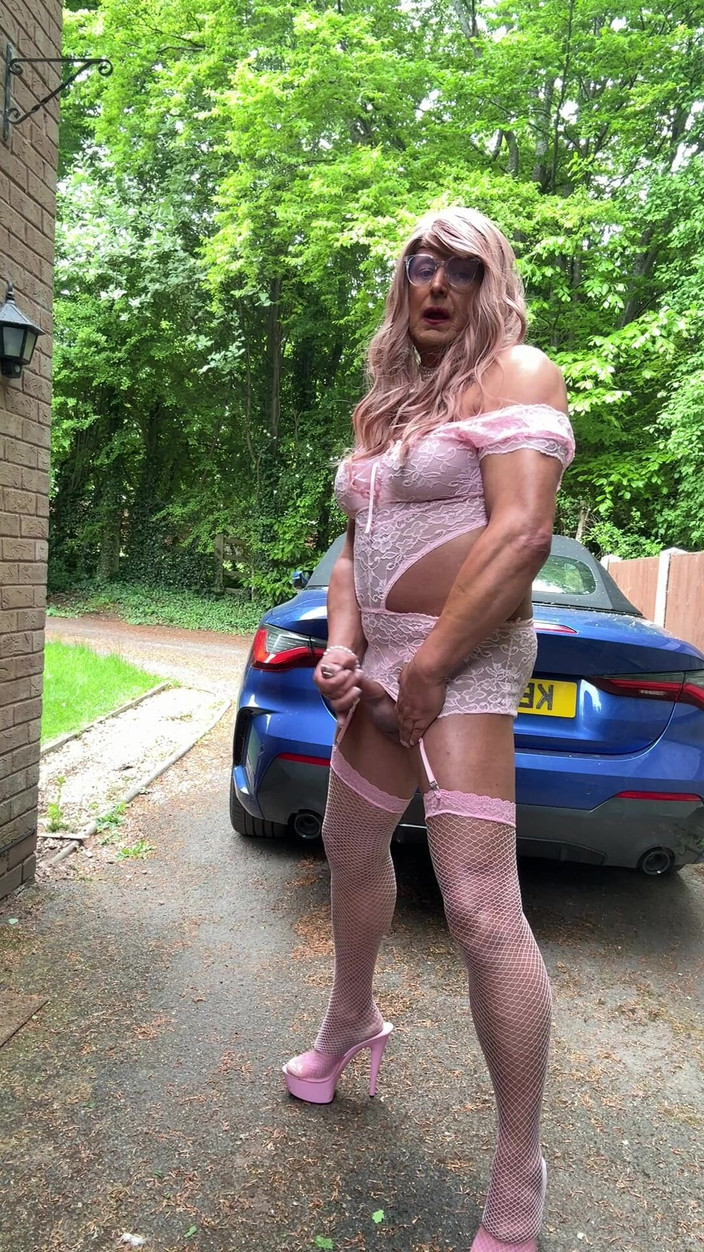 Kellycd2022: गुलाबी अधोवस्त्र स्टॉकिंग और ऊँची एड़ी के जूते में सेक्सी Crossdresser kellycd2022