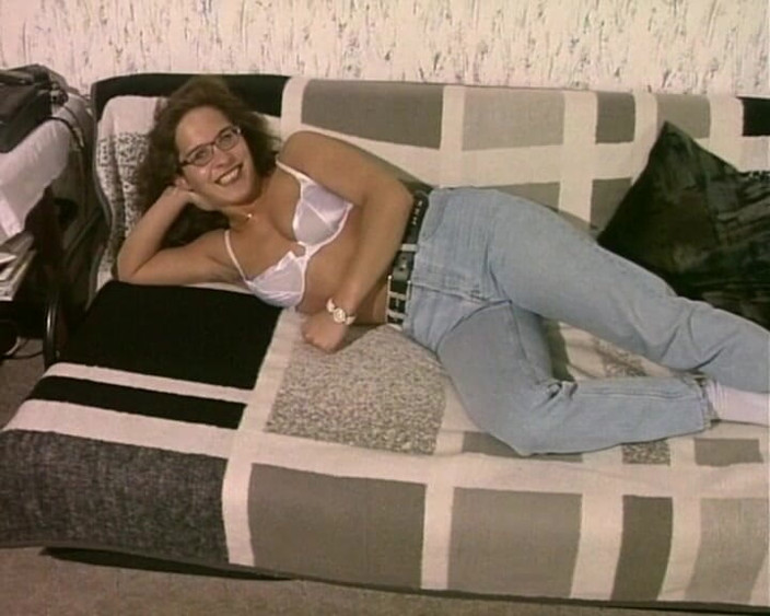 YOUR FIRST PORN: Chlupatá Denise v ponožkách s oholenou kundičkou