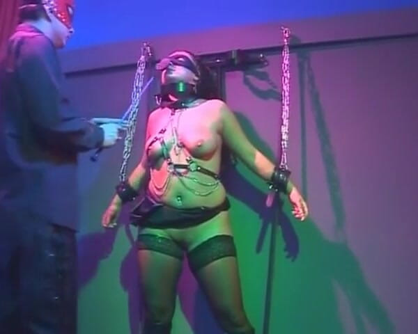 Deutsche XXX Filme: Amarradas putas alemãs desfrutando duro quarteto bdsm